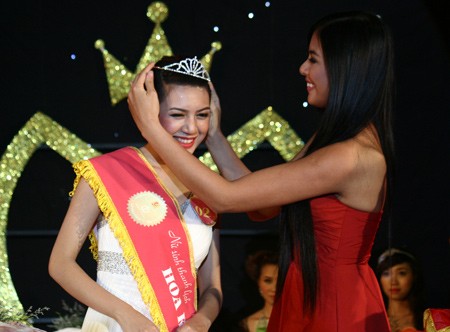 Hoa hậu Việt Nam Ngọc Hân trao vương miện Hoa khôi cho Ngọc Lê